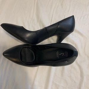 Brand new Simply Vera Wang black pumps